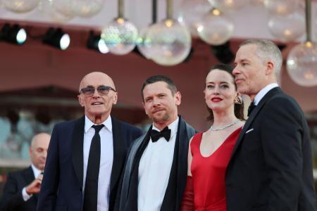 　第８３回ベネチア国際映画祭のレッドカーペットに登場したダニー・ボイル監督（左端）ら＝２日、イタリア・ベネチア（ロイター＝共同）