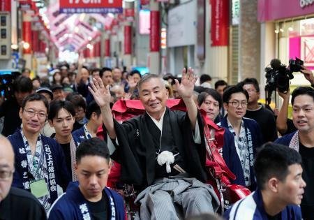 　人力車に乗ってお練りをする桂文枝さん（中央）＝１４日午前、大阪市北区の天神橋筋商店街