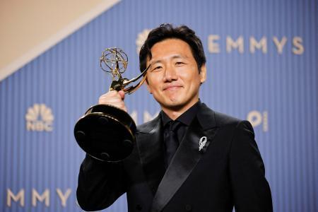　第７８回エミー賞の授賞式で、連続コメディー部門の監督賞に選ばれたヒロ・ムライさん＝１４日、米ロサンゼルス（ロイター＝共同）