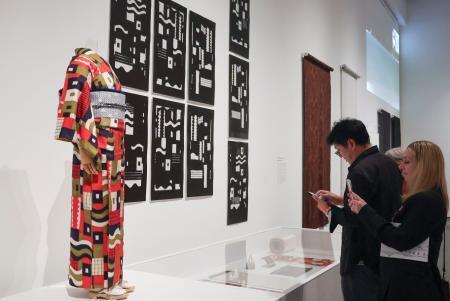 　ロサンゼルス郡美術館で展示された着物を見る来場者＝２０日、米ロサンゼルス（共同）