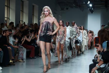 　パリ・コレクションで行われた「ウェインサント」のショー＝２８日、パリ（共同）