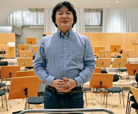 　ベルリン・ドイツ交響楽団の練習用ホールの指揮台に立つ山田和樹・首席指揮者兼芸術監督＝２８日、ベルリン（共同）