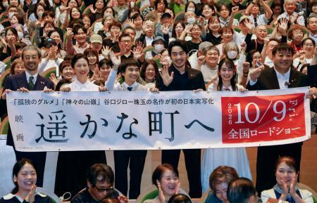 　映画「遥かな町へ」の完成披露試写会で、記念写真に納まる主演の大谷亮平さん（前列右から３人目）、錦織良成監督（同右端）ら＝４日午後、鳥取県倉吉市