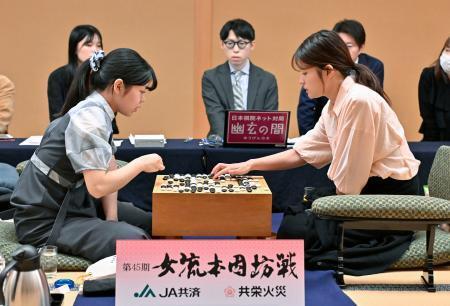 　第４５期女流本因坊戦５番勝負の第１局で、対局を振り返る藤沢里菜女流本因坊（右）と上野梨紗四段＝８日午後、岩手県花巻市