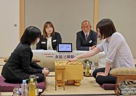 　将棋の第４８期霧島酒造杯女流王将戦３番勝負の第２局で、対局を振り返る西山朋佳女流王将（右）と中七海女流三段＝１３日午後、東京都渋谷区の将棋会館