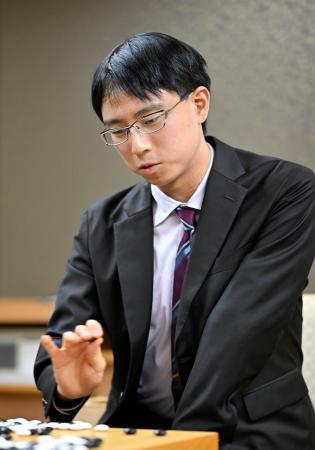 　囲碁の第５１期名人戦７番勝負の第６局で芝野虎丸二冠に勝利し、対局を振り返る一力遼名人＝１５日午後、千葉県木更津市