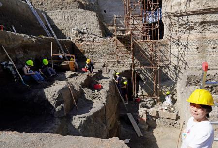 　イタリアのソンマ・ベスビアーナの遺跡で発掘作業を行う東京大の学生らと村松真理子教授（手前右）＝９月