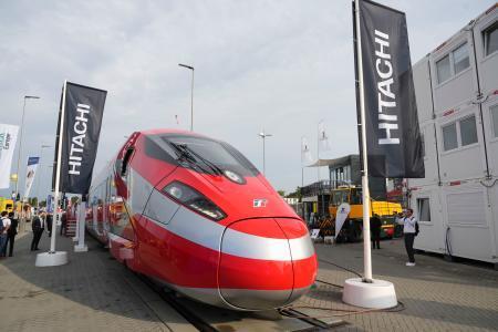 　ベルリンで開幕した鉄道技術見本市「イノトランス２０２４」で日立製作所が展示した高速鉄道車両「ＥＴＲ１０００」の最新モデル＝２４日（共同）