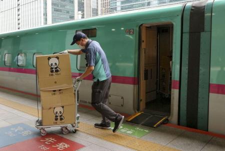 　ＪＲ東日本が行った新幹線大量輸送の実証実験で運ばれる荷物＝７月、ＪＲ東京駅