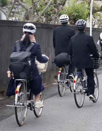 　ヘルメットをかぶって自転車で登校する高校生＝愛媛県内