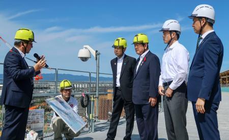 　万博会場を視察する武藤経産相（右から４人目）と伊東万博相（その右）＝６日午前、大阪市