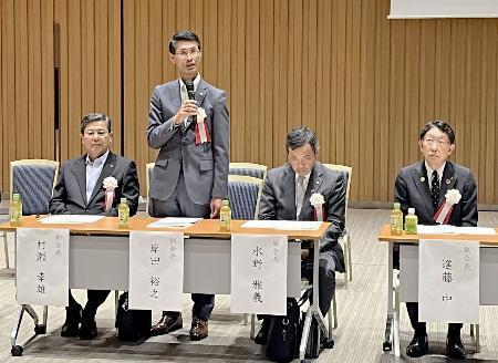 　リニア中央新幹線建設促進経済団体連合会の総会であいさつする静岡県商工会議所連合会の岸田裕之会長（左から２人目）＝１７日午後、東京都千代田区