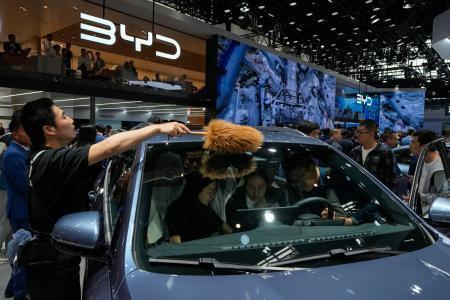 　北京の自動車ショーで展示された中国製のＥＶ＝４月（ＡＰ＝共同）