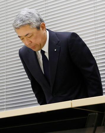 　記者会見で謝罪する三井住友信託銀行の大山一也社長＝１日夜、東京都千代田区