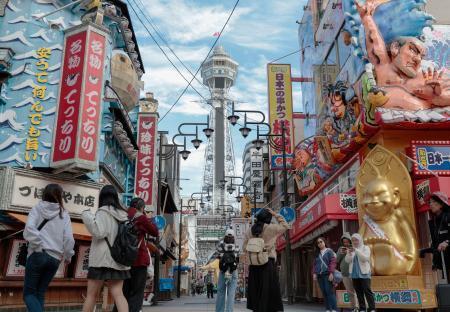 　大阪・新世界の通天閣（奥）＝８日午前