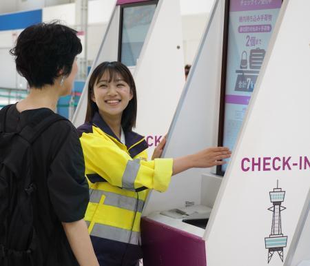 　関西空港で旅客対応する地上業務スタッフ＝８月（Ｐｅａｃｈ提供）