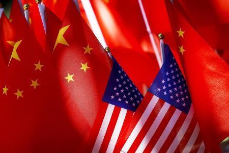 　米国と中国の国旗＝２０１８年９月（ＡＰ＝共同）