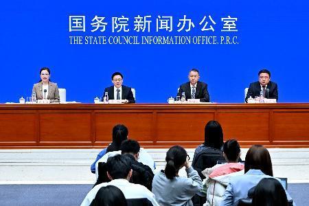 　記者会見する中国財政省の廖岷次官（左から２人目）ら＝１０日、北京（新華社＝共同）