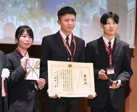 　「ビジネスプラン・グランプリ」でグランプリとなった宮城県農業高校のチーム＝１２日午後、東京都文京区