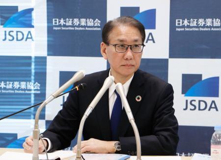 　記者会見する日本証券業協会の森田敏夫会長＝１６日午後、東京都中央区