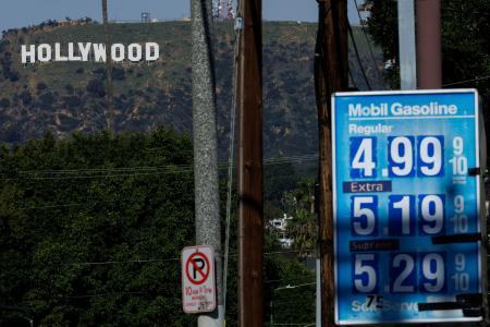 　ガソリン価格の看板＝２日、米ロサンゼルス（ロイター＝共同）