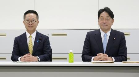 　会談に臨む自民党の小野寺税調会長（右）と国民民主党の古川税調会長＝８日午前、国会