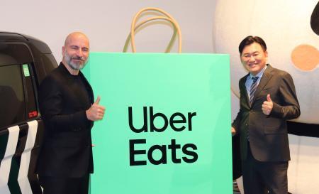 　東京都内で記者会見した楽天グループの三木谷浩史会長兼社長（右）と米ウーバー・テクノロジーズのダラ・コスロシャヒＣＥＯ＝９日午後、東京都港区