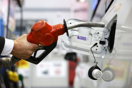 　ガソリンスタンドでの給油作業＝東京都内