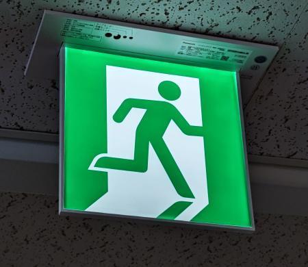 　パナソニック製の誘導灯（同社提供）