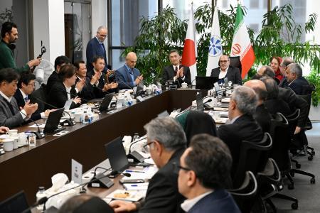 　ジェトロとテヘラン商工会議所が開いた覚書の締結式＝２１日、テヘラン（共同）