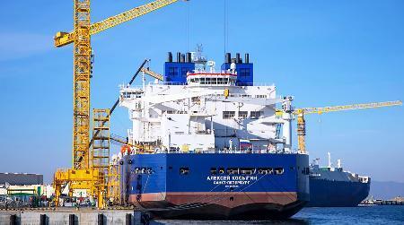 　初のロシア国産のＬＮＧ輸送用砕氷タンカー＝ロシア・ウラジオストク（ソフコムフロート提供・共同）