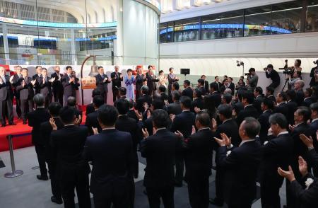 　東京証券取引所の大納会で、手締めする関係者＝３０日午後、東京・日本橋兜町