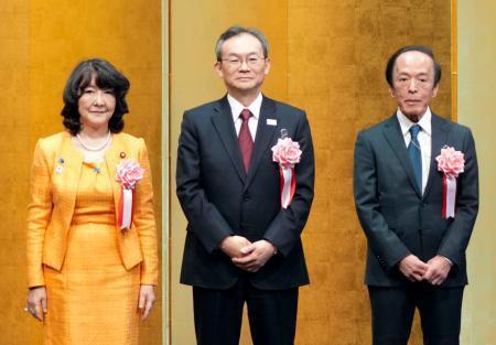 　全国銀行協会の会合に出席した（左から）片山財務相兼金融相、同協会の半沢淳一会長、日銀の植田総裁＝５日午前、東京都千代田区