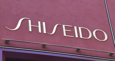 　資生堂の看板＝２０１９年、東京都中央区