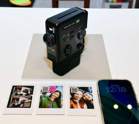 　富士フイルムの新製品「インスタックス　ミニ　エヴォ　シネマ」＝７日、東京都港区
