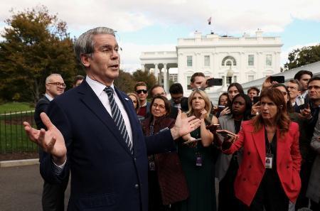 　昨年１０月、米ワシントンのホワイトハウスで記者らに応じるベセント財務長官（ロイター＝共同）