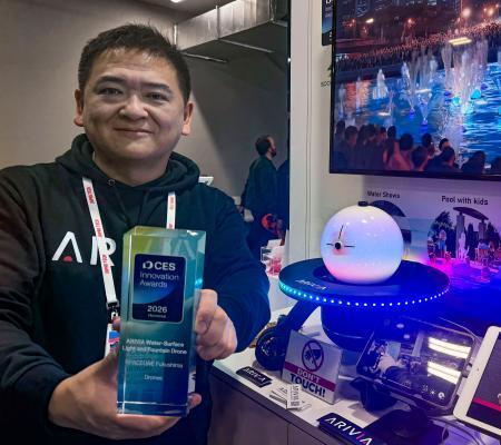 　先端技術見本市「ＣＥＳ」に展示されたスペースワンの水上ドローンと小林康宏社長＝８日、米ラスベガス（共同）