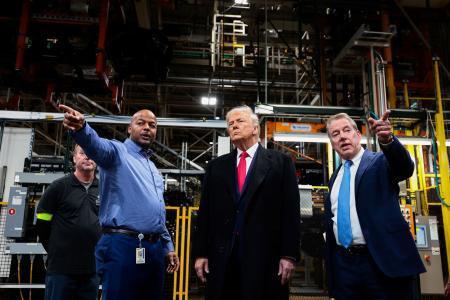 　１３日、フォード・モーターの工場を視察するトランプ米大統領（中央）＝ミシガン州（ロイター＝共同）
