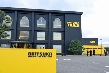 　「オニツカタイガー」の専用工場となるオニツカイノベーティブファクトリー＝１５日午後、鳥取県境港市