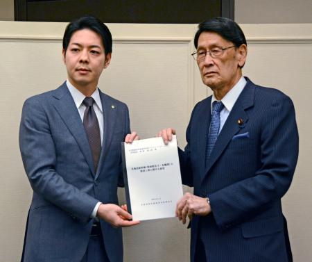 　北海道の鈴木直道知事（左）から要望書を受け取る与党プロジェクトチーム共同座長の渡海紀三朗衆院議員＝１７日午後、札幌市