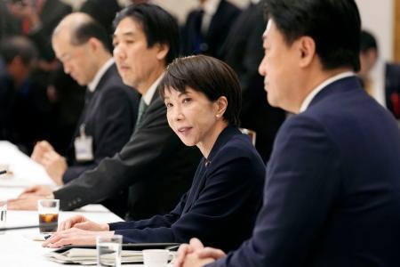 　経団連との懇談会であいさつする高市首相（右から２人目）＝１９日午後、首相官邸