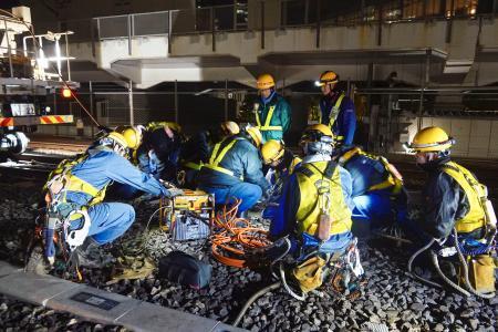 　夜間に架線を張り替えるＪＲの作業員＝２０２５年１１月、東京都港区