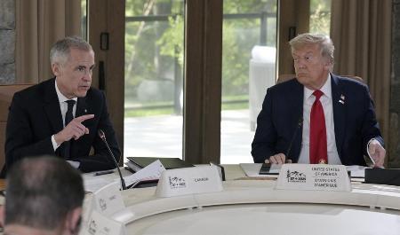 　トランプ米大統領（右）とカナダのカーニー首相＝昨年６月、カナダ西部カナナスキス