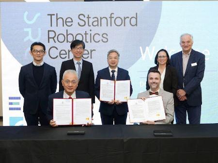 　ロボット分野の協力文書の署名に立ち会ったキョウ・メイキン氏（中央）＝２３日、米西部サンフランシスコ（台湾経済部提供・共同）