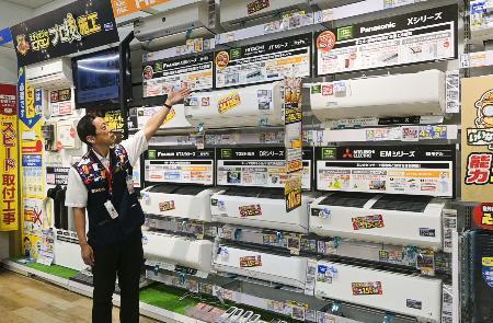 　家電量販店、エディオンなんば本店のエアコン売り場＝２０２５年９月、大阪市中央区