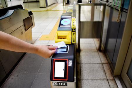 　クレジットカードなどのタッチ決済に対応した改札機