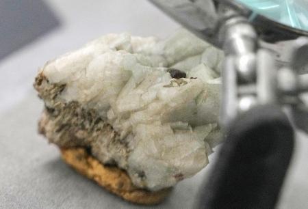 　レアアースを含んだ鉱石＝昨年１０月、北京