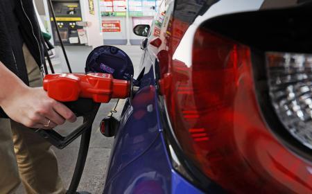 　ガソリンスタンドで給油する人＝東京都内