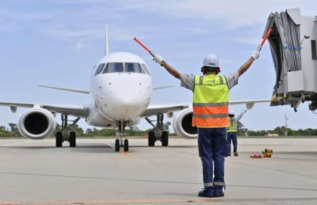 　航空機を誘導する職員＝２０２４年５月、仙台空港