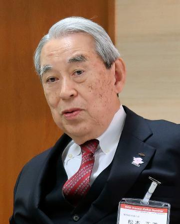 　「関西財界セミナー」を終え、記者会見する関経連の松本正義会長＝６日午後、京都市左京区